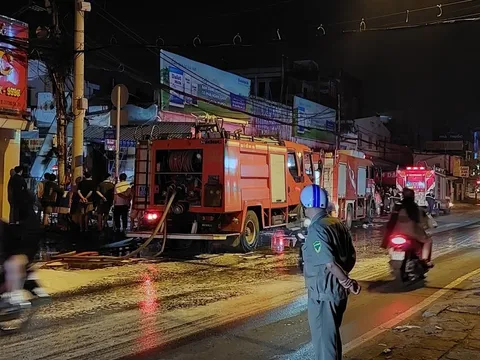 Cháy cửa hàng tạp hoá ở TP Thủ Đức, nhiều người tháo chạy