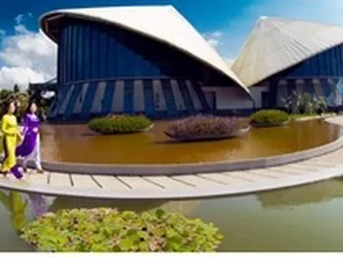 “Nhà hát 3 nón lá” - công trình kiến trúc văn hóa độc đáo giữa lòng miền Tây