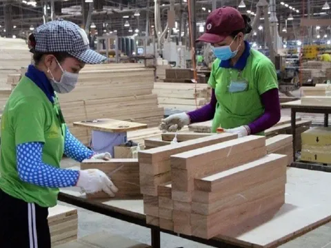 Doanh nghiệp xoay xở giữa "bão" khó khăn sụt giảm đơn hàng