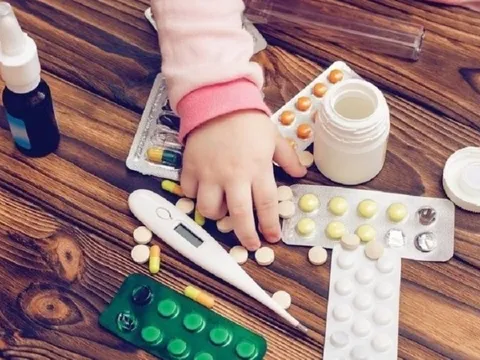 Em bé ở Hà Nội bị nhỏ nhầm axit vào miệng: Chuyên gia cảnh báo gì?