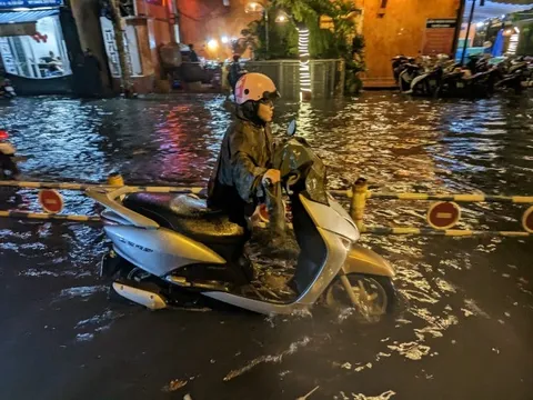 Clip: "Mưa vàng" xuất hiện tại TP HCM, một số tuyến đường bị ngập