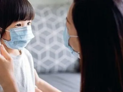 Xuất hiện ổ dịch trong trường học, dấu hiệu trẻ mắc COVID-19 có khác người lớn?