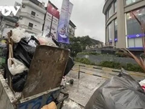 Xe rác tập kết xếp hàng dài giờ tan tầm, ngay điểm xe buýt ra vào bến