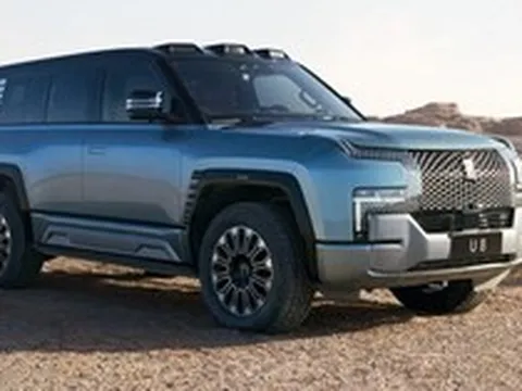 Hãng xe chuẩn bị xây nhà máy ở Việt Nam hé lộ mẫu SUV điện 1.100 mã lực, nội thất sang chảnh với 5 màn hình