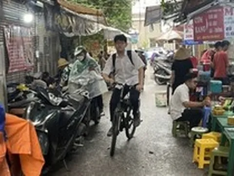 Nhiều hàng quán ở Hà Nội dựng mái che "đánh dấu lãnh địa" để kinh doanh trên vỉa hè