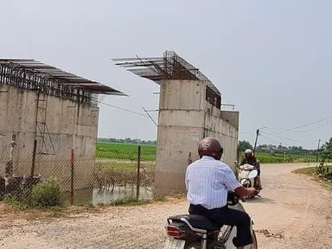 Quảng Bình: Cận cảnh đường 80 tỷ dang dở nằm “trơ gan” giữa đất trời