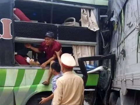 Đằng sau những bức ảnh TNGT: Xe tải lĩnh đủ vì quay đầu trên cao tốc