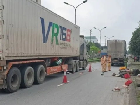Va chạm với xe tải, 2 phụ nữ thương vong