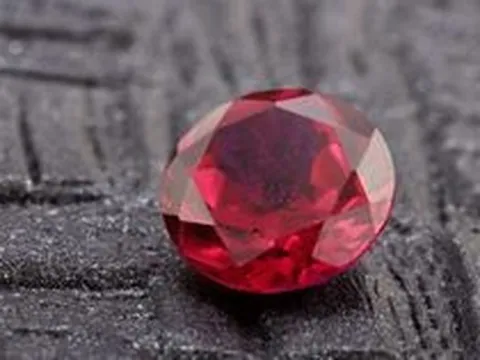 Đấu giá viên ruby lớn nhất thế giới tại New York