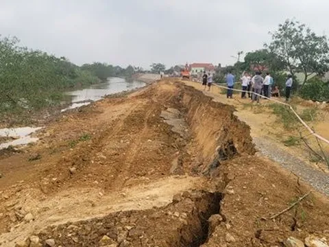 Cận cảnh công trình đắp đê xử lý khẩn cấp sạt lở khi đang thi công