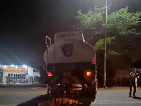 Tông phía sau xe bồn, 2 thanh niên đi xe máy tử vong