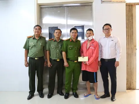 Bảo vệ chống trả tên cướp ngân hàng có súng hiện ra sao?