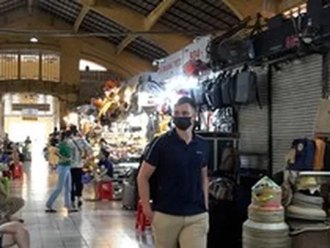"Ngồi chơi" từ sáng đến chiều, tiểu thương bỏ sạp chợ