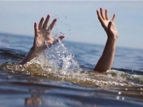 Bé gái may mắn được bà ngoại sơ cứu kịp thời sau khi té sông