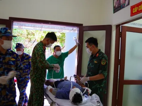 Cứu kéo tàu cá Bình Thuận bị mắc cạn và cấp cứu ngư dân bị tai nạn