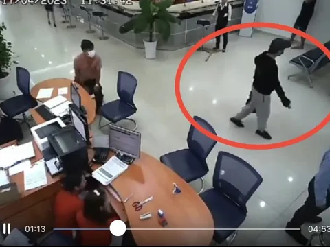 Clip gần 5 phút ghi lại cảnh tên cướp ngân hàng lấy tiền và chĩa súng vào bảo vệ
