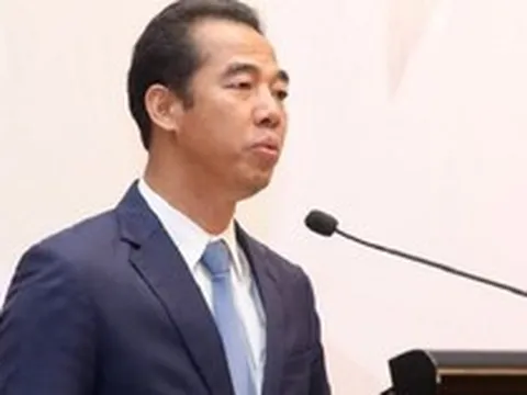 Vợ cựu thứ trưởng Tô Anh Dũng nhận túi quà 50.000 USD tại quán cà phê