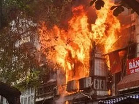 Hà Nội: Cháy lớn tại nhà dân ở quận Hoàn Kiếm, kịp thời cứu hộ bà cụ 80 tuổi