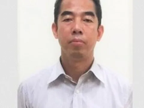 Vợ cựu thứ trưởng Tô Anh Dũng thay chồng nhận túi quà 50.000 USD tại quán cà phê