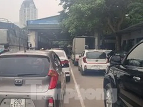 Người Hà Nội vẫn khốn khổ chờ đăng kiểm xe