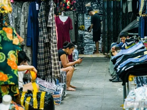 Chợ thời trang lớn nhất Hà Nội vắng vẻ, đìu hiu