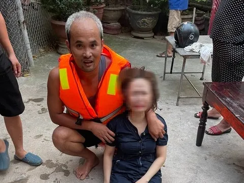 Đại úy công an lao xuống sông cứu người phụ nữ nhảy cầu tự tử