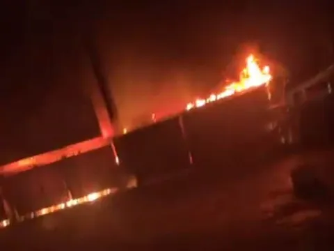 Nhiều ki ốt tại 1 trung tâm thương mại ở Hà Tĩnh bốc cháy