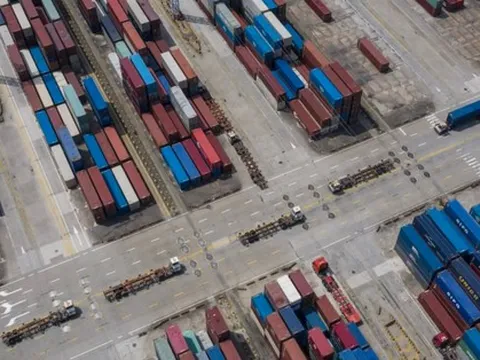 Từng là mặt hàng "nóng bỏng tay" thời đại dịch, những chiếc container rỗng nằm chất đống hé lộ điều lạ lùng ở nền kinh tế Trung Quốc hậu Covid-19