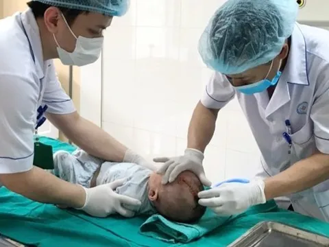 Bé 6 tháng tuổi bị đâm thủng sọ ở Thanh Hoá