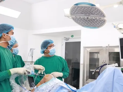 Nội soi lấy hơn một trăm viên sỏi trong khớp gối nữ bệnh nhân