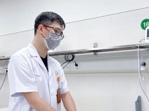 Chiếc cốc đánh răng mắc kẹt trong trực tràng của nam thanh niên