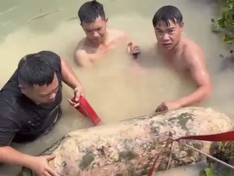 Clip 57 giây ghi lại cảnh nghẹt thở nâng quả bom 300kg ở Bình Phước