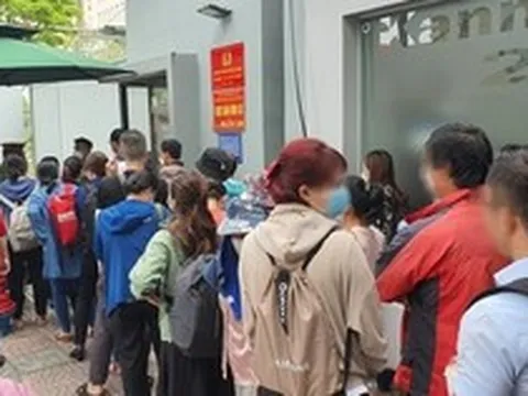 Từ sáng đến trưa 20-4, nhiều người đến Công an TP HCM tố cáo SCB và Manulife