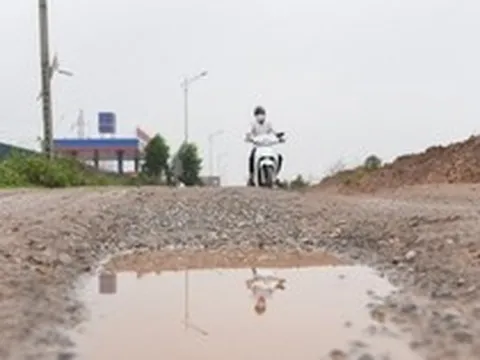 Đường gom cao tốc Hà Nội - Bắc Giang xuống cấp trầm trọng, mất an toàn giao thông