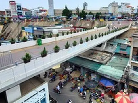 Cận cảnh khung sắt phá nát cầu Hồng Kông ở Đà Lạt