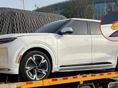 VinFast VF 9 bất ngờ xuất hiện ngoài triển lãm Thượng Hải: Logo thiếu số, tem dán trên thân xe hé lộ một phần thông tin
