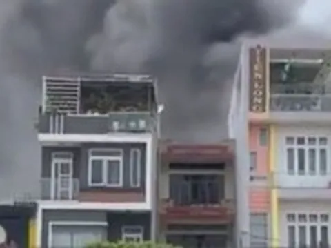 Cháy lớn giữa trưa ở Bình Định, hơn 30 chiến sĩ tới hiện trường dập lửa