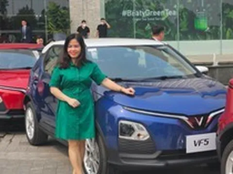 Những vị khách đầu tiên nhận VinFast VF 5: Người hơn 70 tuổi mua xe bất chấp người nhà khuyên ngăn, người bán Kia Morning để mua xe điện dù chưa từng đi thử