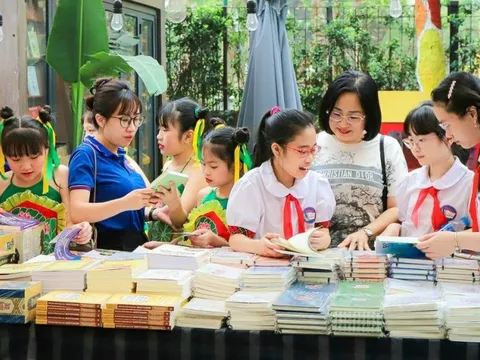 Bí thư Hà Nội: Nâng cấp hạ tầng phục vụ nhu cầu đọc của người dân