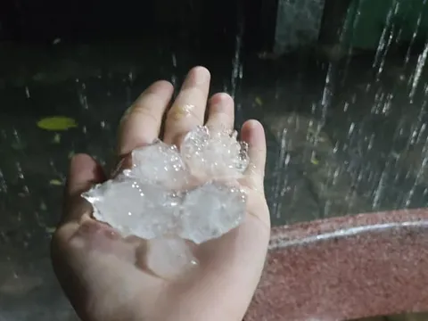 Hình ảnh và clip mưa đá trút xuống dữ dội ở Quảng Nam