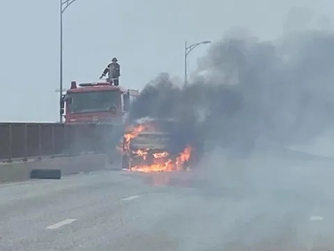 Nghệ An: Ô tô đang chạy bất ngờ bốc cháy dữ dội