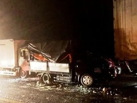 4 ô tô dính chặt trên cao tốc sau va chạm kinh hoàng, 1 người chết