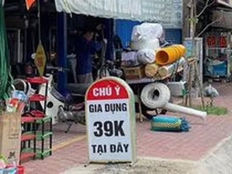 TP.HCM: Xử lý cửa hàng để biển quảng cáo “nhái” cột mốc, biển báo giao thông