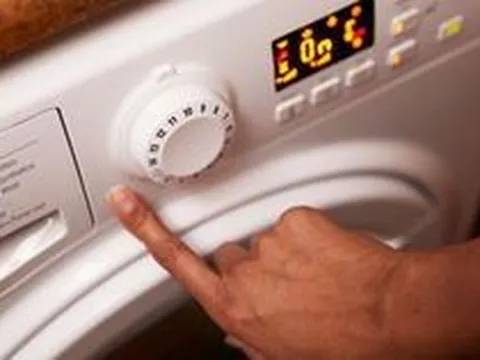 Trên máy giặt có 1 nút bấm bí mật khiến nhiều người sửng sốt: Lâu nay mất bao công sức, đau cả tay vì không nhìn ra thứ này