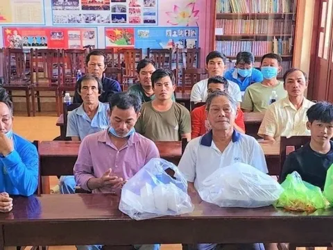 Bộ đội biên phòng bàn giao 13 thuyền viên trên tàu cá bị cháy