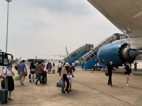 Cảng HKQT Tân Sơn Nhất tăng cường hỗ trợ hành khách, phòng dịch Covid-19