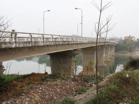 Vợ nhảy cầu tự tử, chồng nghe tin lái xe đến đâm phải người đứng xem