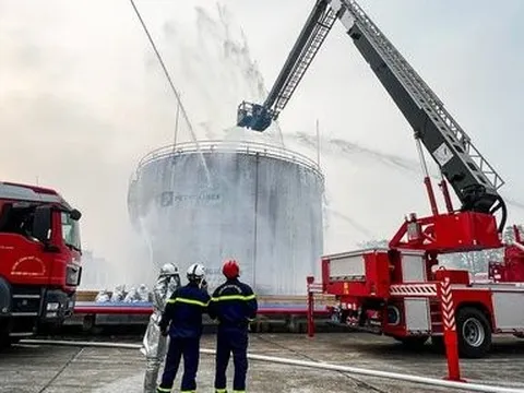 Công an Hà Nội diễn tập xử lý cháy bể xăng hơn 3.000 m3