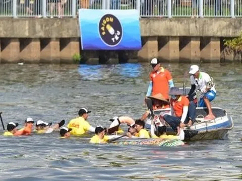 Ảnh: Ghe đua lật úp trong cuộc tranh tài trên dòng kênh ở TP.HCM