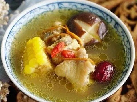 Hầm canh gà chú ý “3 nhớ, 3 không cho” để nước dùng vàng óng, béo ngậy